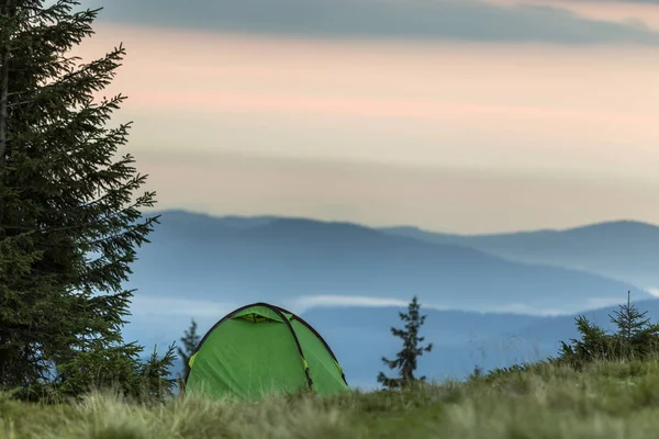 Туристическая Палатка Травянистом Холме Далеких Туманных Голубых Горах Ясное Розовое — стоковое фото