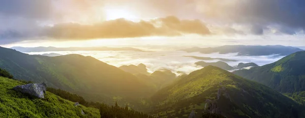 Fantástica Vista Vale Montanha Coberto Com Baixo Branco Inchado Como — Fotografia de Stock