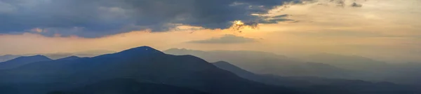 Amplo Panorama Vista Fantástica Coberto Com Névoa Manhã Verde Montanhas — Fotografia de Stock