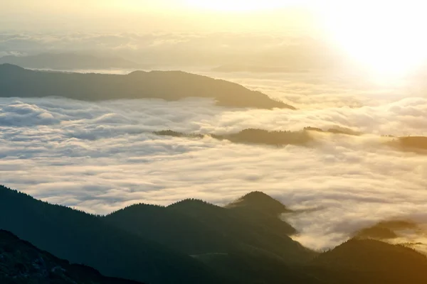 Fantástica Vista Vale Montanha Coberto Com Baixo Branco Inchado Como — Fotografia de Stock