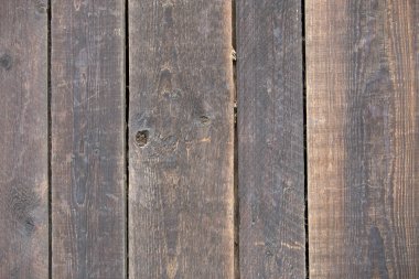 Doğal eski vintage Close-up gri kahverengi boyanmamış katı ahşap çit veya plakalar ve panoları kapısı yıpranmış. Ekolojik doku dikey kopya alanı güneşli arka plan crackled.