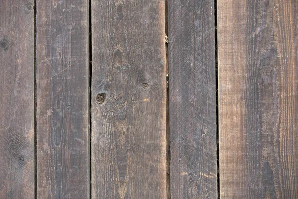 Doğal eski vintage Close-up gri kahverengi boyanmamış katı ahşap çit veya plakalar ve panoları kapısı yıpranmış. Ekolojik doku dikey kopya alanı güneşli arka plan crackled.