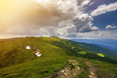 Sabah güneş yeşil vadi, orman ve uzak sisli dağlar yamalar rüzgarlı bulutlu gökyüzü altında kar ile kaplı tepeler tarafından geniş Panoraması yaktı. Güzellik, Doğa, turizm ve seyahat kavramı.