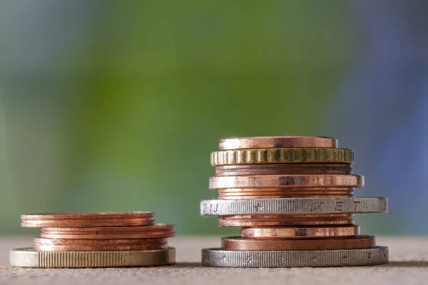 Duas Pilhas Moedas Diferentes Tamanhos Cores Empilhadas Umas Nas Outras — Fotografia de Stock