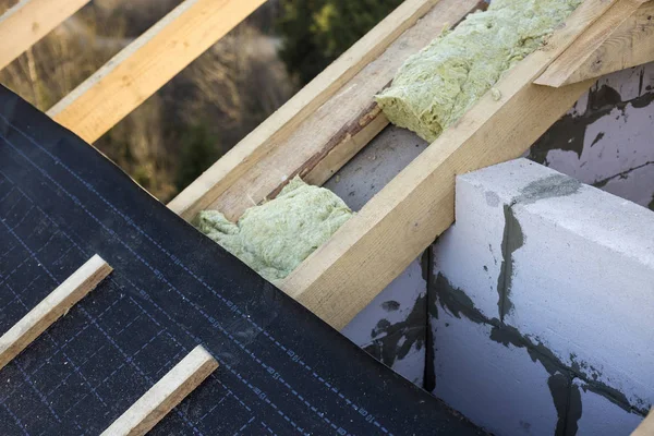 Конструкция Крыши Изоляция Минеральной Ваты Деревянные Балки Рамка Стенах Полых — стоковое фото