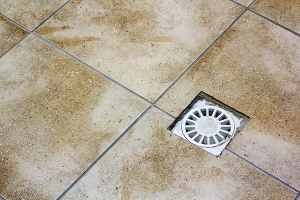 지하실 세라믹 빈티지 바닥에 드레인 기하학적 베이지색 — 스톡 사진