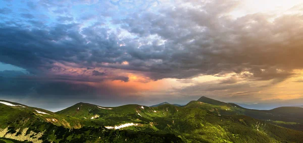 Широкая Панорама Освещенной Утренним Солнцем Зеленой Долины Холмов Покрытых Лесом — стоковое фото