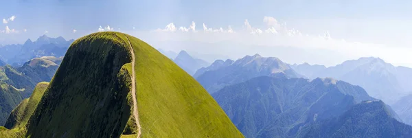 Panorama Colinas Verdes Montanhas Verão Com Estrada Cascalho Para Viajar — Fotografia de Stock