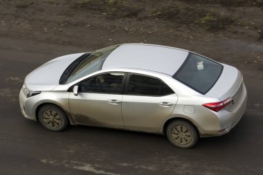 Kirli araba hareket şehrin sokaklarında.