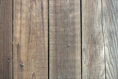 Doğal eski vintage Close-up gri kahverengi boyanmamış katı ahşap çit veya plakalar ve panoları kapısı yıpranmış. Ekolojik doku dikey kopya alanı güneşli arka plan crackled.