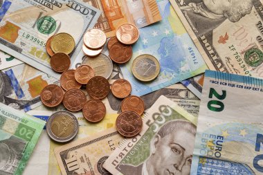 Farklı metalden yapılmış renkli arka plan sikke, Amerikan, Ukrayna faturaları ve euro banknot para. Para ve mali, başarılı yatırım kavramı.