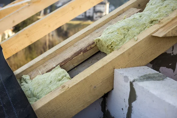 屋面结构和矿棉保温 木梁框架上的空心泡沫保温块的墙壁 屋面底铺 防水防水阻隔材料作为防护 — 图库照片
