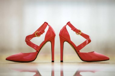 Işık kırmızı boşaltma kadın ayakkabı altın tokalar ile izole moda yüksek topuk deri Çift alan arka plan kopyalayın. Stil ve moda, modern ayakkabı kavramı.