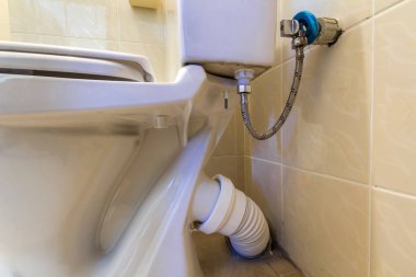 Basit geniş boş banyo ekipmanları, beyaz seramik klozet lavabo hafif bej döşeme duvarlar ve zemin kopya alan arka plan üzerinde iç. Rahat ev concept.