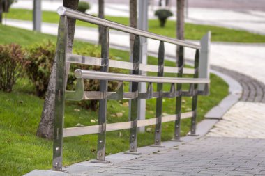 Parlak ıslak Paslanmaz boru karayolu otoyol boyunca yapılan metal çit inşaat kopya alan arka plan beyaz bulanık uzay ve yeşil çim manzara üzerinde açın. Güvenlik ve mesafe kavramı.