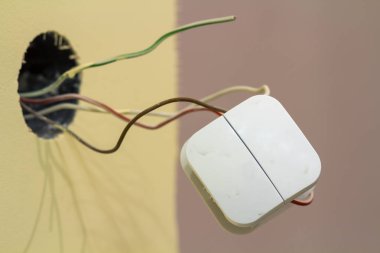Oda iç ışık duvarı kopya alan arka plan üzerinde gevşek bağlantı telleri ile beyaz elektrik kare anahtarı. Bağlantı, kurulum ve onarım kavramı.