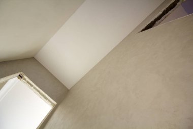 Açılı görünümü yeniden yapılanma altında yeni bitmemiş daire. Tavan, sıvalı duvarlar, kapılar açıklıklar beyaz. İnşaat ve imar kavramı.