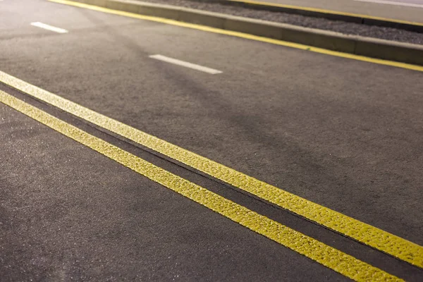 Ampia Linea Luminosa Doppia Marcatura Gialla Lungo Moderna Strada Asfaltata — Foto Stock