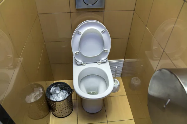 Interior Toilet Toilet Sederhana Tampilan Dari Atas Kursi Keramik Toilet — Stok Foto