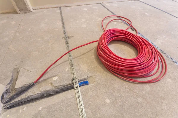 Ogrzewanie Czerwony Kabel Elektryczny Drut Roll Cement Podłogi Kopii Przestrzeni — Zdjęcie stockowe