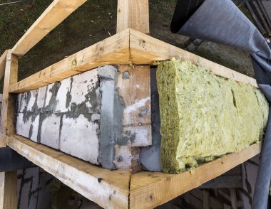 Çatı İnşaat ve yalıtım mineral yün ile. Ahşap kirişler çerçeve içi boş köpük yalıtım blok duvarlarda. Çatı kaplama yüzey, suya dayanıklı su geçirmez bariyer malzeme koruma olarak.