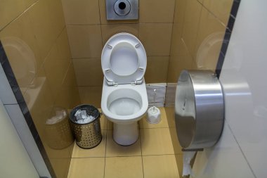 İç basit Tuvalet tuvalet, yukarıdan görüntüleyin. Beyaz seramik lavabo seramik klozet hafif bej döşeme duvarlar ve zemin kopya alan arka plan üzerinde. Tasarım ve hijyen kavramı.