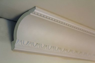 Duvar ve tavan iç oda yenileme ve yeniden yapılanma için tutkal yapıştırıcı ile dekorasyon beyaz kalıp yakın çekim detayını bağlı.