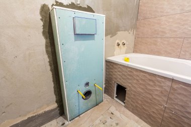 Banyo veya tuvalet ile seramik karo duvarları alçıpan, lavabo ve banyo için yüklü tamamlanmamış inşası.
