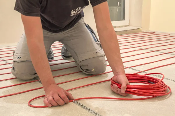 Eletricista Instalando Aquecimento Fio Cabo Elétrico Vermelho Chão Cimento Sala — Fotografia de Stock