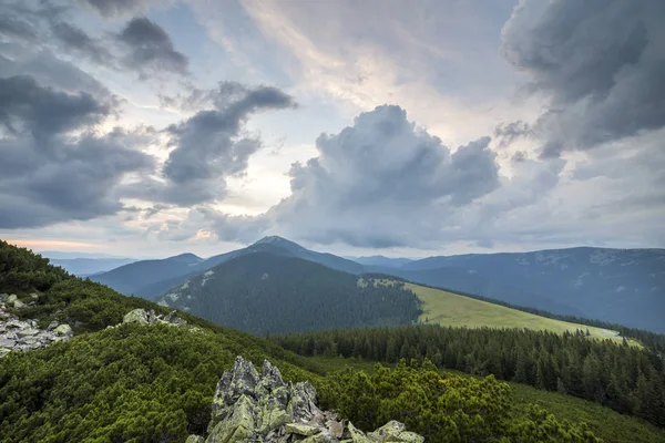 Vue Panoramique Été Énormes Rochers Rocheux Sur Une Vallée Herbeuse — Photo