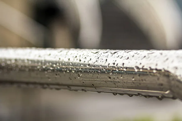 Nahaufnahme Eines Horizontalen Metallisch Nass Glänzenden Rohres Mit Großen Regentropfen — Stockfoto
