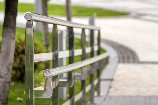 Bouw Van Metalen Hek Gemaakt Van Glanzend Natte Rvs Buizen — Stockfoto