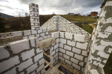 Gelecekteki yazlık, enerji tasarrufu mavi gökyüzü ve odunsu hills kopya alan arka plan duvar ve baca büyük beyaz içi boş köpük yalıtım iç. İnşaat, duvarcılık, modern teknoloji kavramı.