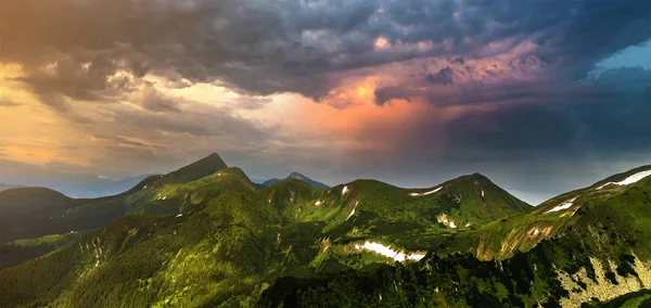 Amplo Panorama Iluminado Pelo Sol Manhã Vale Verde Colinas Cobertas — Fotografia de Stock