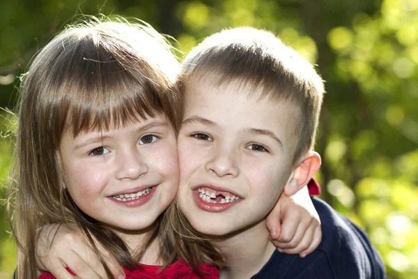 Два Симпатичных Забавных Счастливых Улыбающихся Ребенка Младший Брат Сестра Девочки — стоковое фото