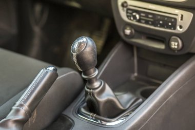 Lüks araba siyah deri iç. El freni el ile fren ve vites sopa bulanık Pano arka plan üzerinde yakın çekim detayını. Ulaşım, tasarım, modern teknoloji kavramı.