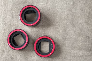 Yakın çekim makro halkaları, uzay arka plan kamera bağdaştırıcıları hafif kumaş üzerine kopyalayın. Modern teknoloji ve fotoğraf ekipman kavramı.