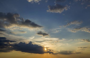 Gündoğumu veya günbatımı gökyüzüne Panoraması. Açık gökyüzü parlak turuncu sarı güneş tarafından koyu mavi bulutlar güzel manzarasına yaktı. Güzellik ve güç doğa, meteoroloji ve iklim kavramı değiştirme.