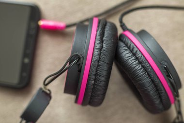 Cep telefonu hafif kumaş tam kopyaya uzay arka plan üzerinde izole kulaklık bağlı. Modern teknoloji, son moda eğlence, gadget tasarım ve aksesuarları kavramı.