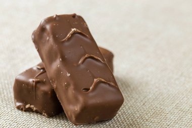 İki izole izole koyu kahverengi çikolata şeker çubukları ışık tuval bezi kopya alan arka plan üzerinde snickers. Lezzetli yemekler, besleyici, Aperatif kavramı.