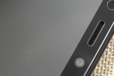Yakın çekim uygu görünümünü cep telefonu ön kamera, sensörler ve hoparlör. Modern teknoloji ve smartphone tasarım konsepti.