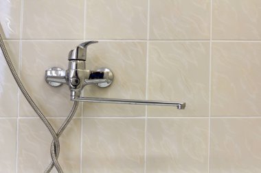 Su musluk, krom paslanmaz metal musluk duş durak Çinili duvar, mikser soğuk sıcak su bulanık banyo kopya alan arka plan üzerinde bağlı. Modern ev iç.