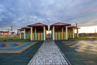 Anaokulu Bahçesi ile çok renkli düşük çit ile parlak yeni oyuk, yumuşak kauçuk zemin üzerinde mavi gökyüzü kopya alan arka plan ile büyük yard. Çocuk Aktiviteleri açık havada için mükemmel bir yer.