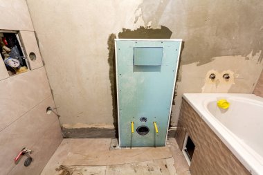 Banyo veya tuvalet ile seramik karo duvarları alçıpan, lavabo ve banyo için yüklü tamamlanmamış inşası.