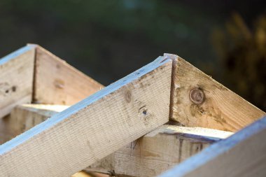 Puslu dağ manzarası ekolojik alan arka plan üzerinde çatı çerçeve kaba ahşap kereste yakın çekim detayını kirişler. Bina, çatı kaplama, inşaat ve yenileme kavramı.