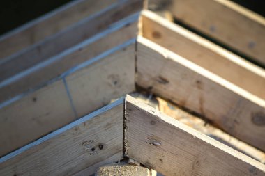 Puslu dağ manzarası ekolojik alan arka plan üzerinde çatı çerçeve kaba ahşap kereste yakın çekim detayını kirişler. Bina, çatı kaplama, inşaat ve yenileme kavramı.