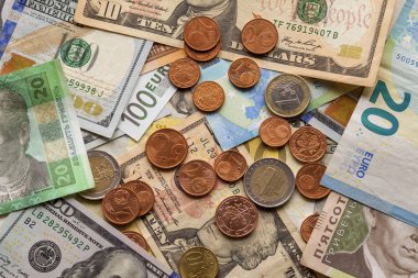 Farklı metalden yapılmış renkli arka plan sikke, Amerikan, Ukrayna faturaları ve euro banknot para. Para ve mali, başarılı yatırım kavramı.