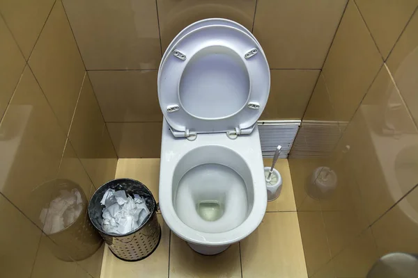 Interior Toilet Toilet Sederhana Tampilan Dari Atas Kursi Keramik Toilet — Stok Foto