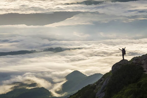 Amplio Panorama Montaña Pequeña Silueta Turista Con Mochila Ladera Rocosa —  Fotos de Stock