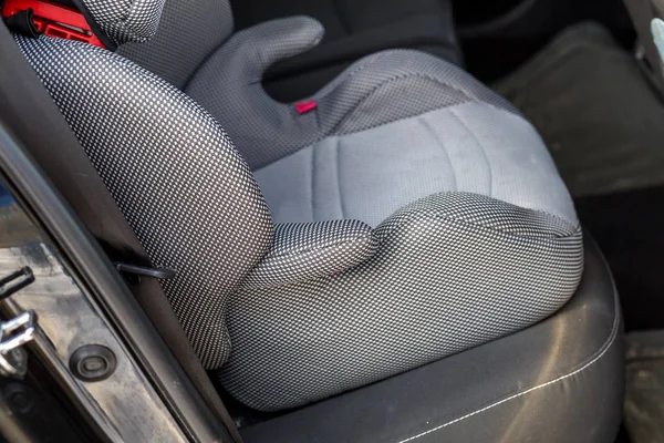 車内で携帯電話の快適な椅子キッズチェアのクローズ アップ 交通機関 デザイン セキュリティ 安全性と生活保護の概念 — ストック写真